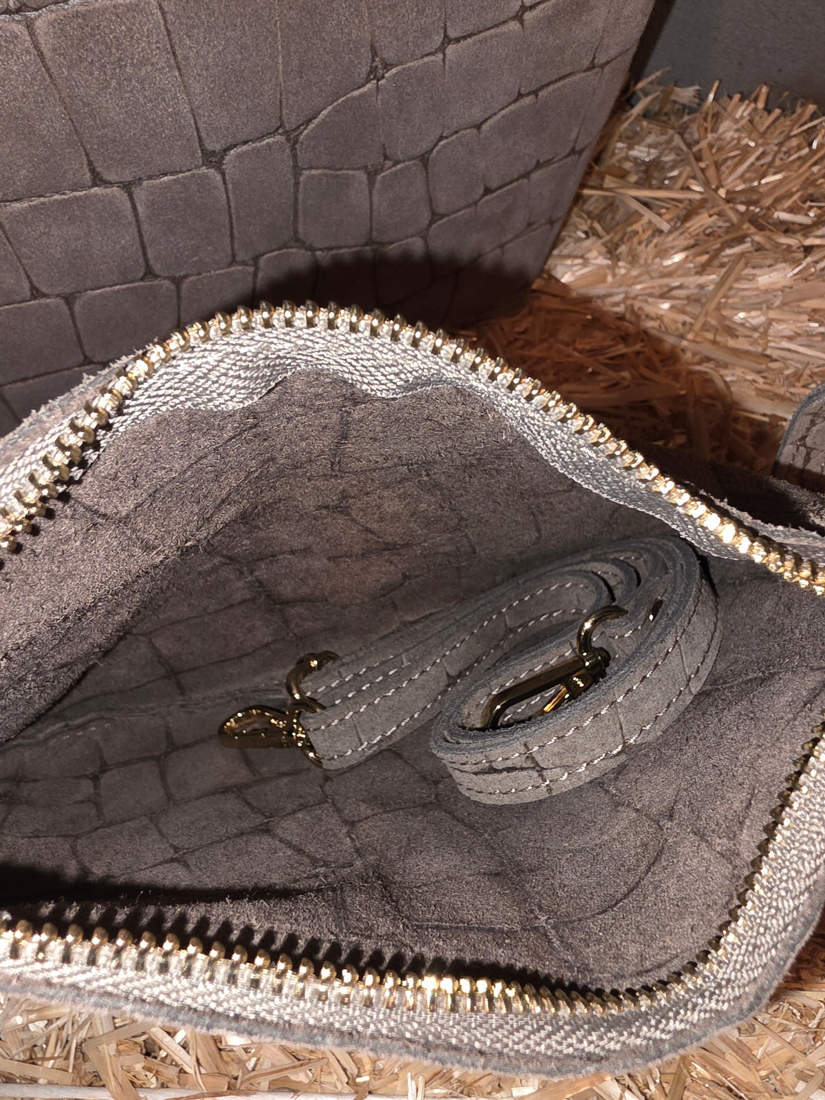ITALIAN LEATHER CROC-EMBOSSED SHOLDER TOTE